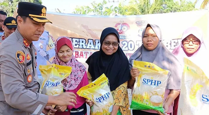 Batalyon Tantya Sudhirajati Genap 20 Tahun, Kapolres Baubau Bagikan Beras sebagai Wujud Rasa Syukur