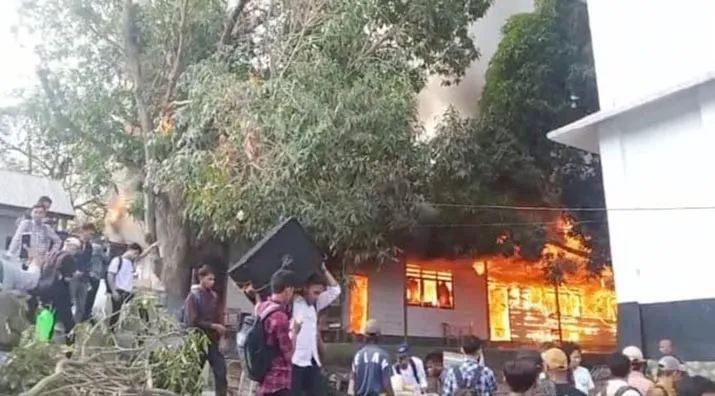 Salah Satu Gedung Unidayan Ludes Dilalap Si Jago Merah