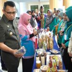 Pj Wali Kota Baubau Bagikan 100 Sertifikat Halal kepada Pelaku Usaha IKM