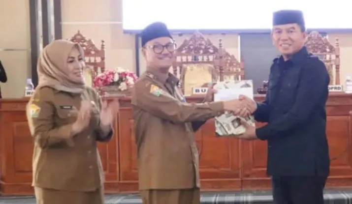 Pemda Konsel Serahkan RAPBD Tahun 2024 ke DPRD Konsel