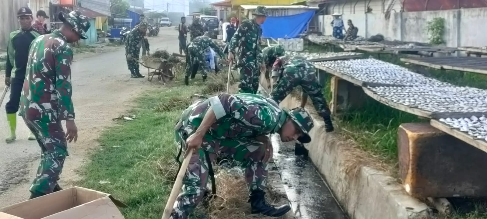 Ratusan Personel Kodim 1431 Bombana Bersihkan Pasar Tadoha Mapaccing
