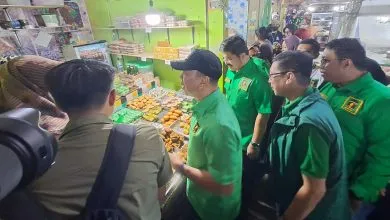 Jajanan Tradisional Ingatkan Kenangan Masa Kecil ASR saat Berkunjung di Pasar Andonohu