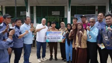 Ketua IKA Smanwa Beri Bantuan bagi Siswa yang Ikuti Lomba Syair Tingkat ASEAN