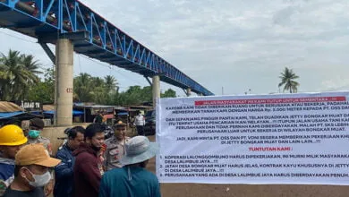 Warga Desa Lalimbue Jaya Blokade Jalan Hauling PT VDNI-OSS