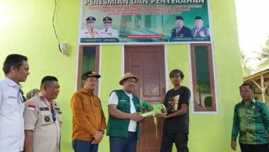 Bupati Konut Beri Bantuan Rumah Swadaya untuk Atasi Kemiskinan Ekstrem