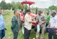 Dinas Pertanian Mubar Serahkan Satu Unit Jonder dan Tujuh Hand Traktor pada Kelompok Tani