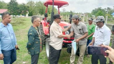 Dinas Pertanian Mubar Serahkan Satu Unit Jonder dan Tujuh Hand Traktor pada Kelompok Tani
