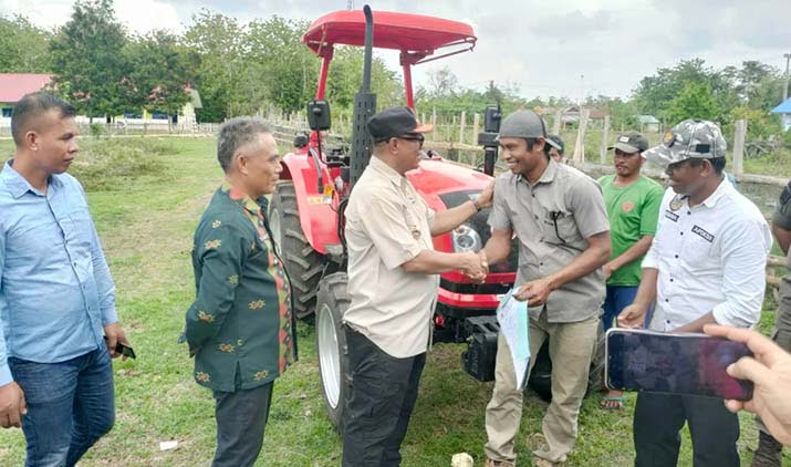 Dinas Pertanian Mubar Serahkan Satu Unit Jonder dan Tujuh Hand Traktor pada Kelompok Tani
