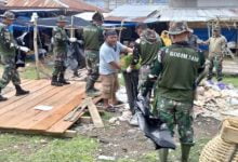 Antisipasi Banjir, Personel Kodim 1416/Muna Lakukan Bersih-Bersih Pasar di Mubar