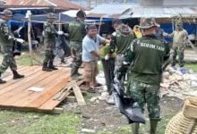 Antisipasi Banjir, Personel Kodim 1416/Muna Lakukan Bersih-Bersih Pasar di Mubar