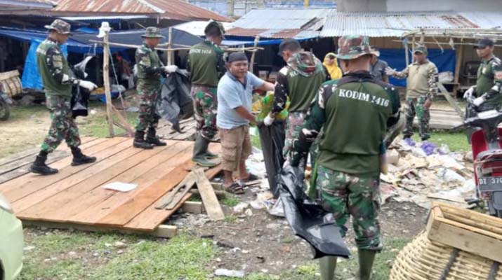 Antisipasi Banjir, Personel Kodim 1416/Muna Lakukan Bersih-Bersih Pasar di Mubar