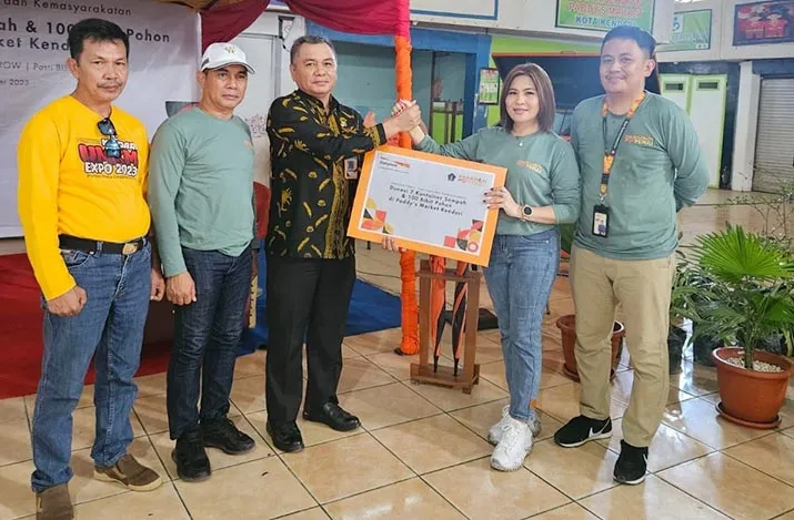 Dorong Lingkungan Hijau di Area Pasar, Bank Danamon Donasi Pohon dan Kontainer Sampah