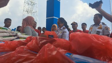 Peduli Sesama, KUPP Molawe Berbagi Paket Sambako dan Daging Sapi ke Warga