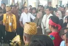Tiba di Kendari Usai Bebas dari Penjara, Nur Alam Disambut Tarian Mondotambe dan Selawat
