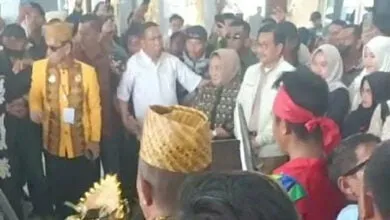 Tiba di Kendari Usai Bebas dari Penjara, Nur Alam Disambut Tarian Mondotambe dan Selawat