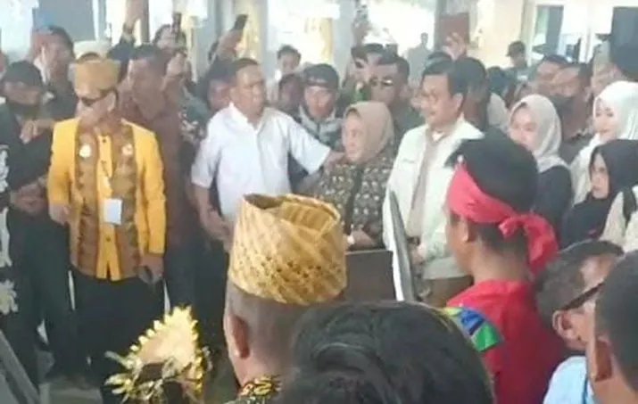 Tiba di Kendari Usai Bebas dari Penjara, Nur Alam Disambut Tarian Mondotambe dan Selawat