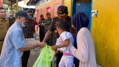 Peduli Stunting, Kejari Baubau Beri Bantuan kepada Anak Asuh