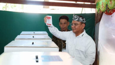Keliling Sambangi TPS, Pj Gubernur Sultra Gunakan Hak Pilihnya di TPS 16 Mandonga