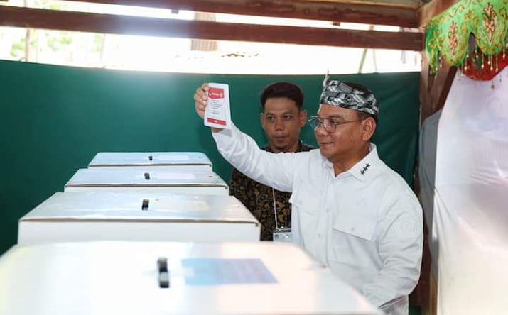 Keliling Sambangi TPS, Pj Gubernur Sultra Gunakan Hak Pilihnya di TPS 16 Mandonga