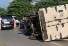 Mobil Boks Alami Kecelakaan Tunggal di Mubar, Tangan Sopir Nyaris Putus