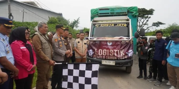 Pemkot Kendari Distribusikan Logistik Pemilu 2024