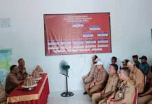 Pj Bupati Muna Barat, La Ode Butolo, saat memberikan arahan di kantor Camat Tikep. Foto: La Ode Darlan/Detiksultra.com