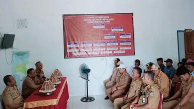 Pj Bupati Muna Barat, La Ode Butolo, saat memberikan arahan di kantor Camat Tikep. Foto: La Ode Darlan/Detiksultra.com
