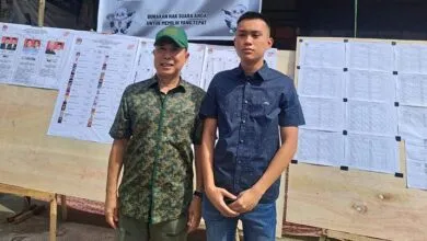 Andi Sumangerukka Salurkan Hak Pilihnya Didampingi Putra Tercinta