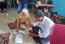 Petugas TPS 06 Datangi Warga yang Kesulitan Berjalan