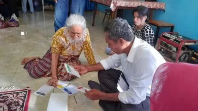 Petugas TPS 06 Datangi Warga yang Kesulitan Berjalan