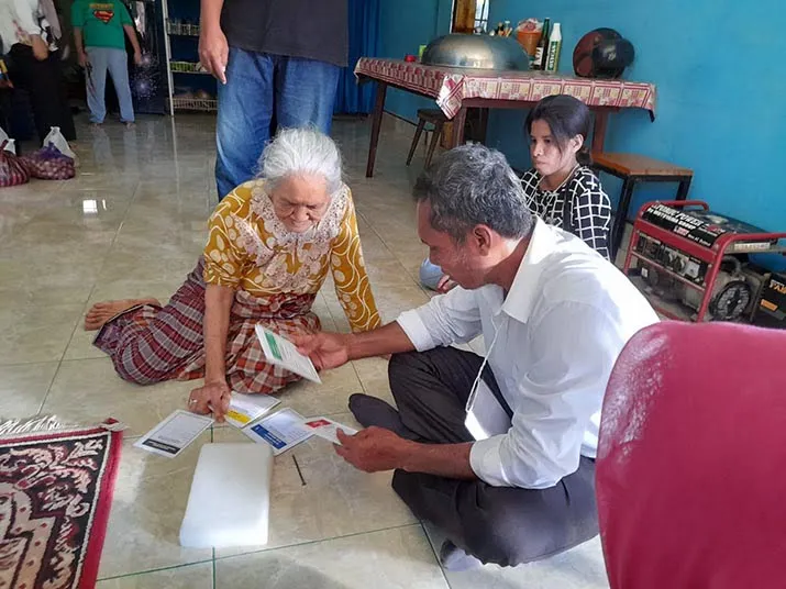 Petugas TPS 06 Datangi Warga yang Kesulitan Berjalan