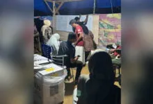 Penghitungan Suara di Kota Kendari Tembus Pagi
