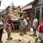 Pemprov Sultra Gotong Royong Bantu Bersihkan Sampah dan Lumpur Sisa Banjir