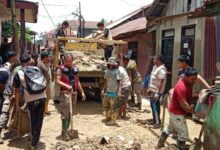 Pemprov Sultra Gotong Royong Bantu Bersihkan Sampah dan Lumpur Sisa Banjir