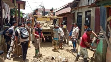Pemprov Sultra Gotong Royong Bantu Bersihkan Sampah dan Lumpur Sisa Banjir