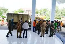 Gaji Belum Dibayarkan Tiga Bulan, Petugas Kebersihan DLHK Kolaka Demo di Kantor DPRD