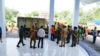 Gaji Belum Dibayarkan Tiga Bulan, Petugas Kebersihan DLHK Kolaka Demo di Kantor DPRD