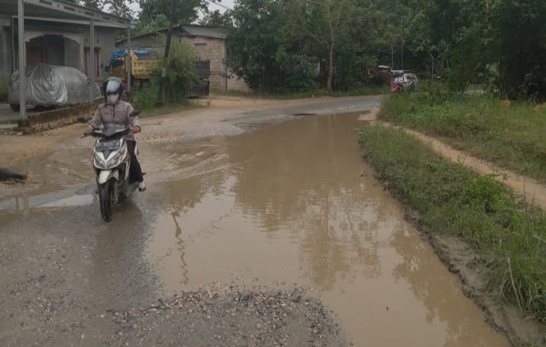 Warga Keluhkan Jalan Rusak di Kecamatan Poasia, Rawan Terjadi Kecelakaan