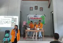 Lirik Potensi Alam, Kelompok KKN UHO Gelar Pelatihan Pembuatan Minyak VCO dan Pupuk Organik
