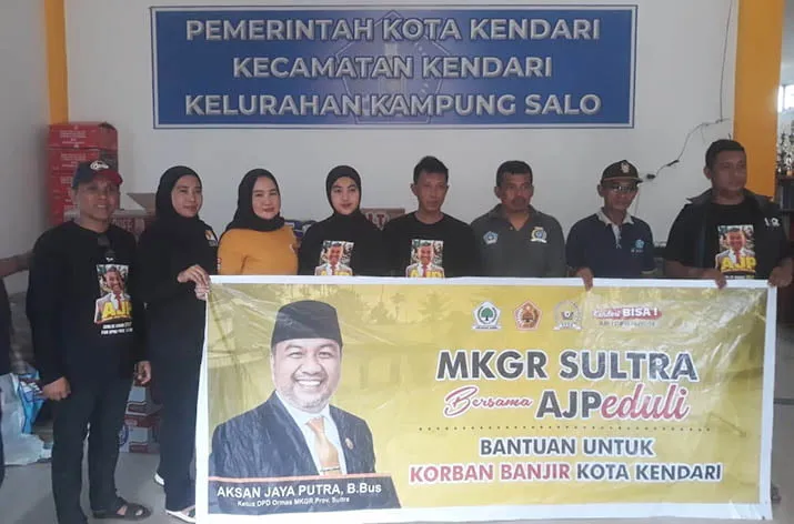 Peduli Korban Banjir, AJP Bersama Ormas MKGR Sultra Bantu Warga Terdampak