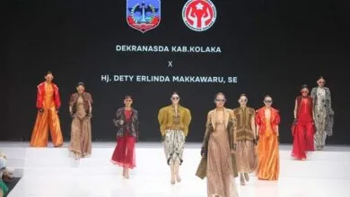 Tenun Motif Mekongga Khas Kolaka Pikat Pengunjung Indonesia Fashion Week 2024