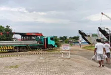 Aktivitas Bongkar Muat Material Warnai Togo Mowondu Wakatobi