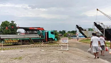 Aktivitas Bongkar Muat Material Warnai Togo Mowondu Wakatobi
