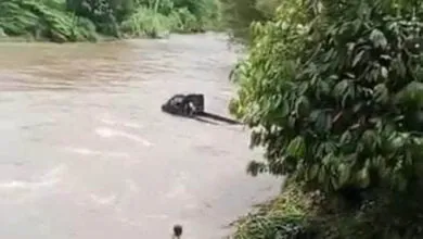 Jatuh saat Lewati Jembatan di Koltim, Mobil Bak Terbuka Hanyut Terbawa Arus
