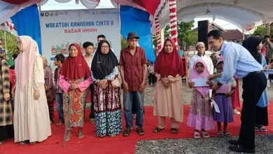Bupati Wakatobi Beri Santunan Anak Yatim dan Masyarakat Kurang Mampu