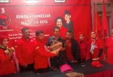 Bachrun Labuta Ambil Formulir Pendaftaran Balon Bupati Muna di PDIP