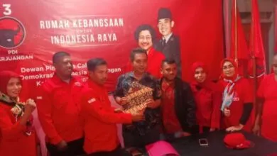 Bachrun Labuta Ambil Formulir Pendaftaran Balon Bupati Muna di PDIP