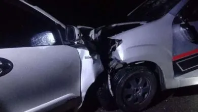 Berkendara dengan Kecepatan Tinggi, Dua Mobil di Mubar Saling Tabrak hingga Rusak Parah