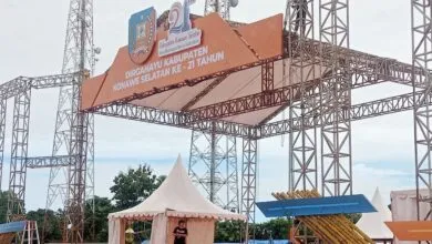 Panitia HUT Konsel ke-21 Genjot Pengerjaan Stan Pameran dan Panggung Utama