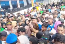Puncak Arus Balik, Penumpang di Pelabuhan Nusantara Raha Membludak hingga Berdesakan